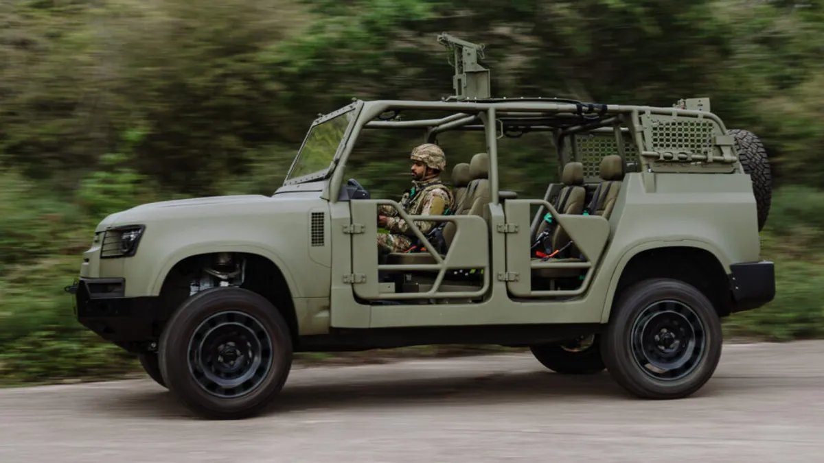 Land Rover Defender se reinventează: nou vehicul militar prezentat