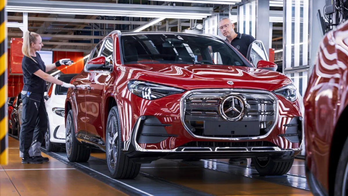 Producția Mercedes-Benz GLA începe: Inovație și Digitalizare