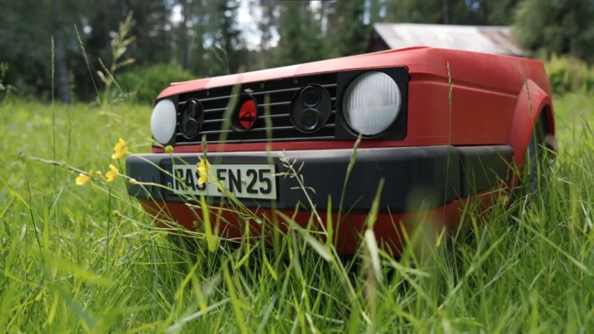 Volkswagen Golf transformat în mașină de tuns iarba de un german inovator